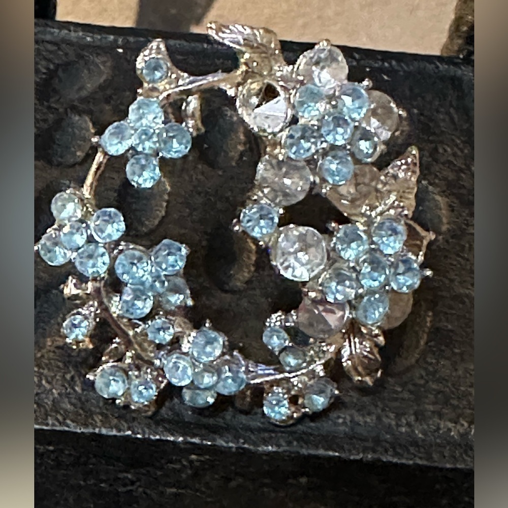 Sky Blue and silvertone round brooch. Vintage Rhinestone with a floral design